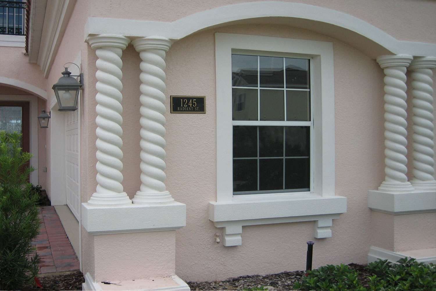 Columns with rope shafts - exterior accents