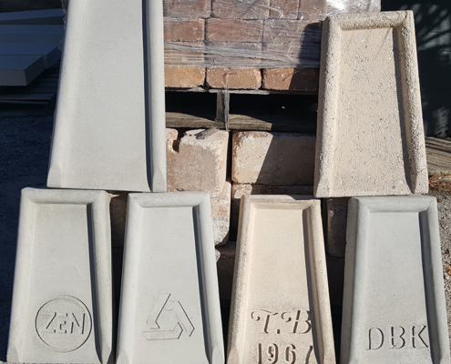 Splash blocks in precast concrete