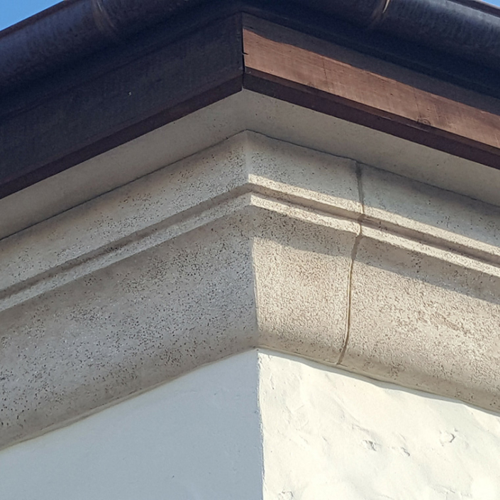 Exterior molding in foam or precast concrete