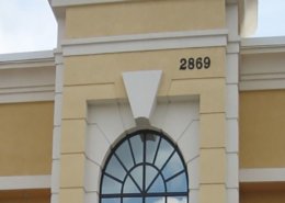 Precast concrete keystone