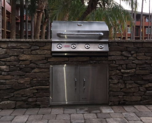 Stone veneer summer kitchen with barbeque area and pavers - International Drive, Orlando